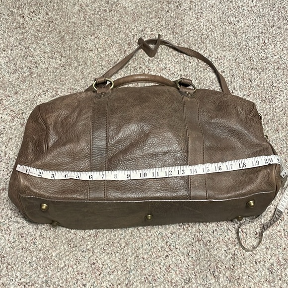 I Medici itilian leather duffle bag with padded handles & detachable crossbody - Picture 7 of 12